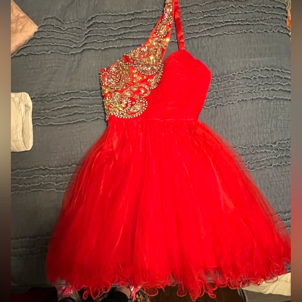 NEW WITH TAGS!! Hannah S one shouldered red formal dress. Size 0